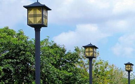 太阳能精河庭院灯怎么选亮度与续航更耐用